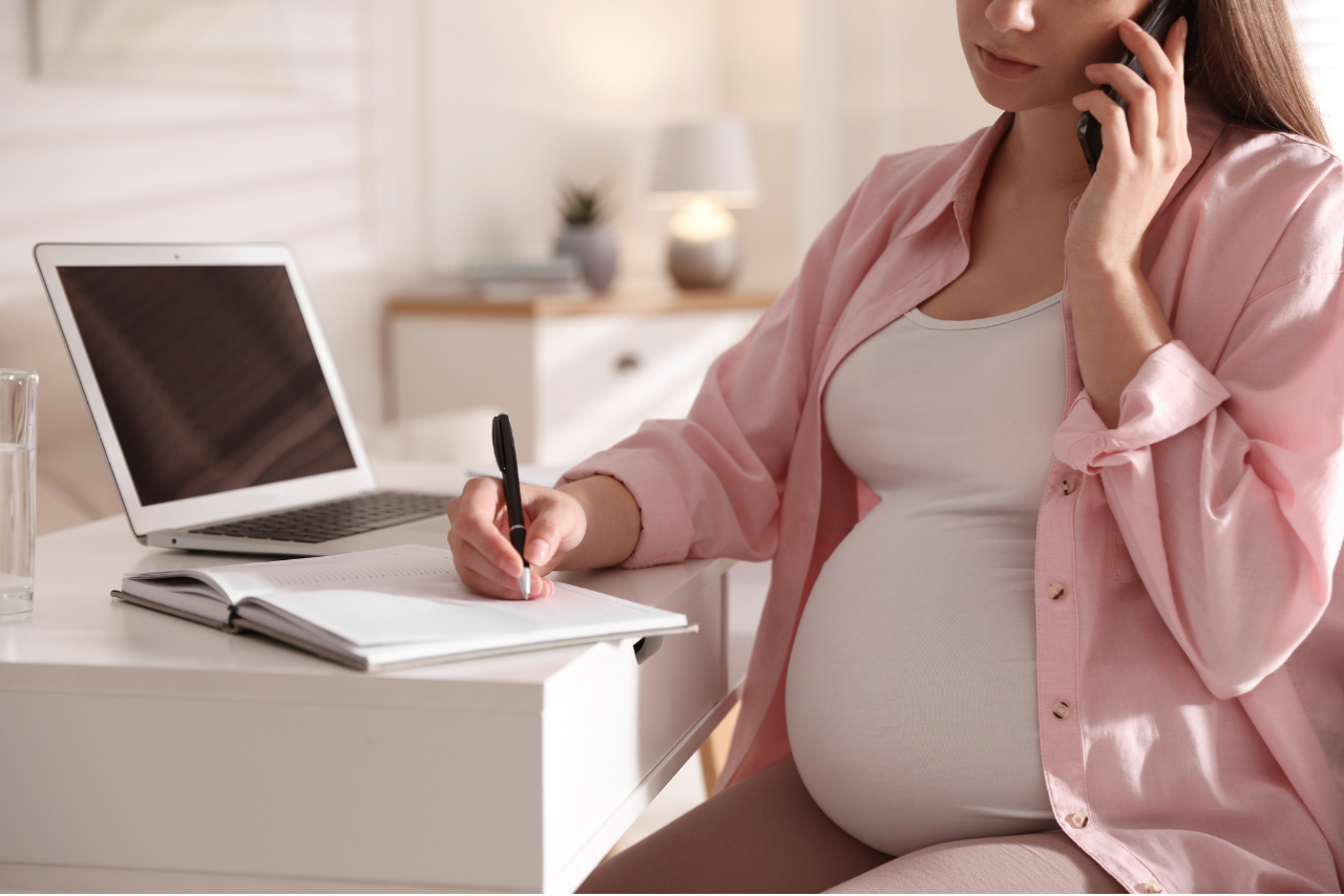 6 ergonomic strategies to help pregnant desk workers avoid back pain in the workplace